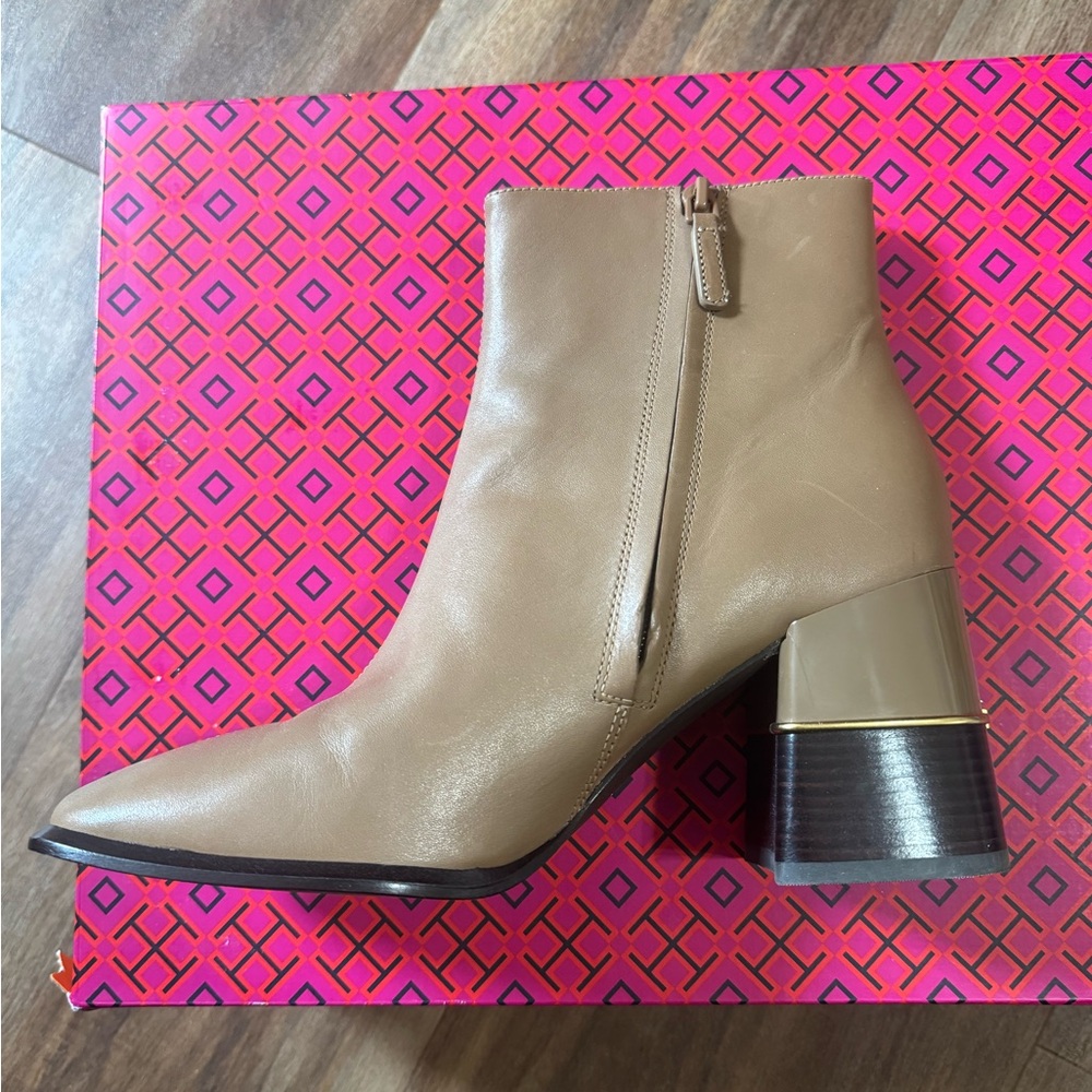 Tory Burch Calf Leather Ankle Boots 75MM Taupe/Tan Side Zip Square Toe. 9.5M - Picture 3 of 8